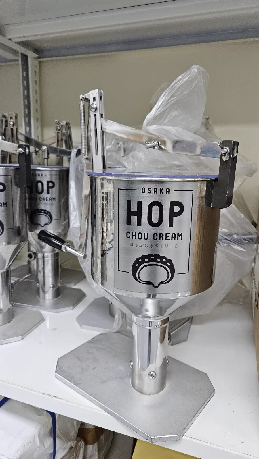 Actual HOP CHOU cream hopper with a low horizontal stainless-steel injection nozzle